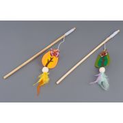 Игрушка д/кошек Дразнилка WOGY Листик с декором и перьями 20х6см с колокольчиком на деревянной палочке l=40см, микс арт.2025-2184 Код276027